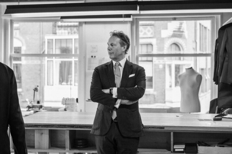 Van Hall in zijn blauwe pak
