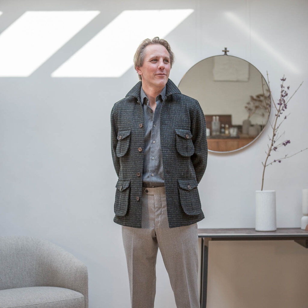 Bas van Exter in Urban met opgezette zakken in tweed