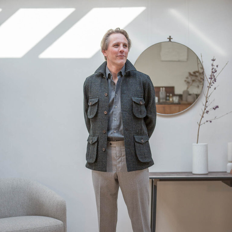Bas van Exter in Urban met opgezette zakken in tweed