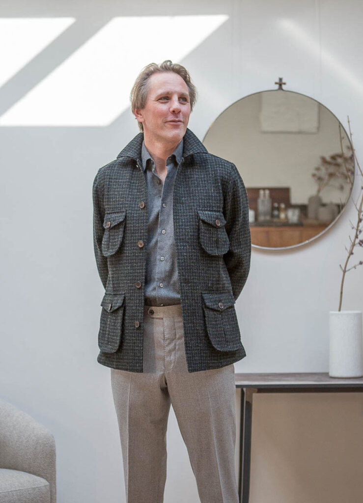 Bas van Exter in Urban met opgezette zakken in tweed