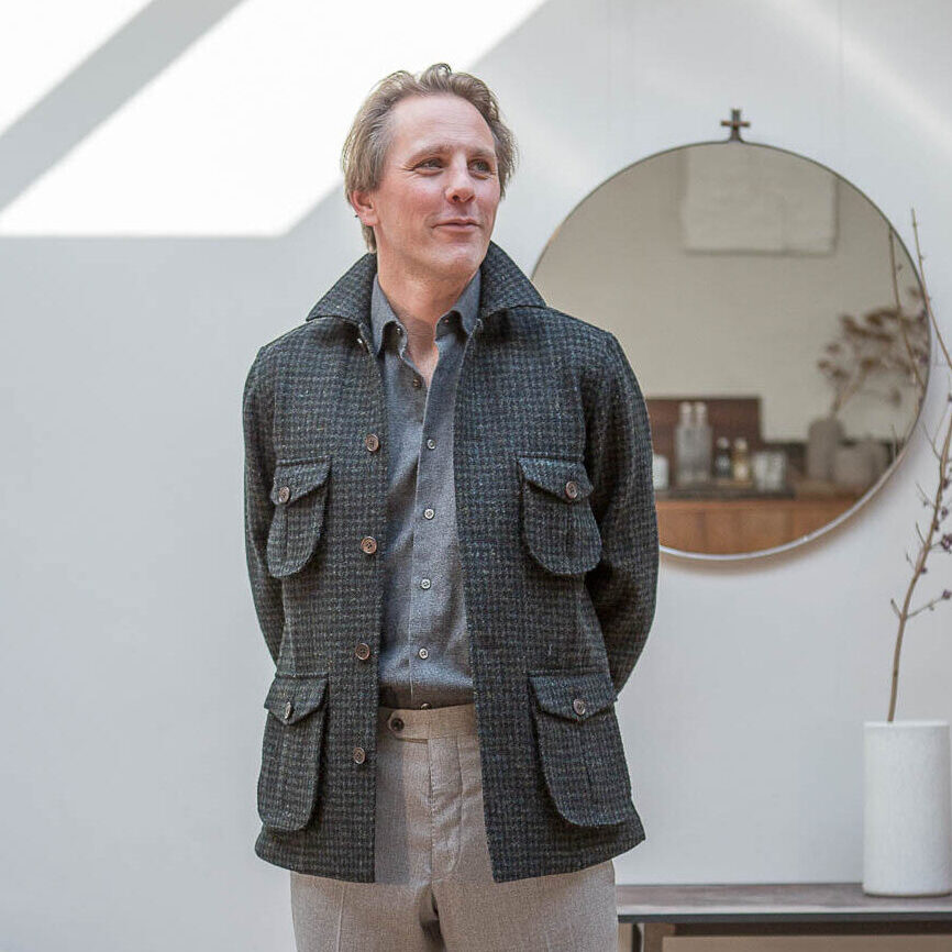 Bas van Exter in Urban met opgezette zakken in tweed