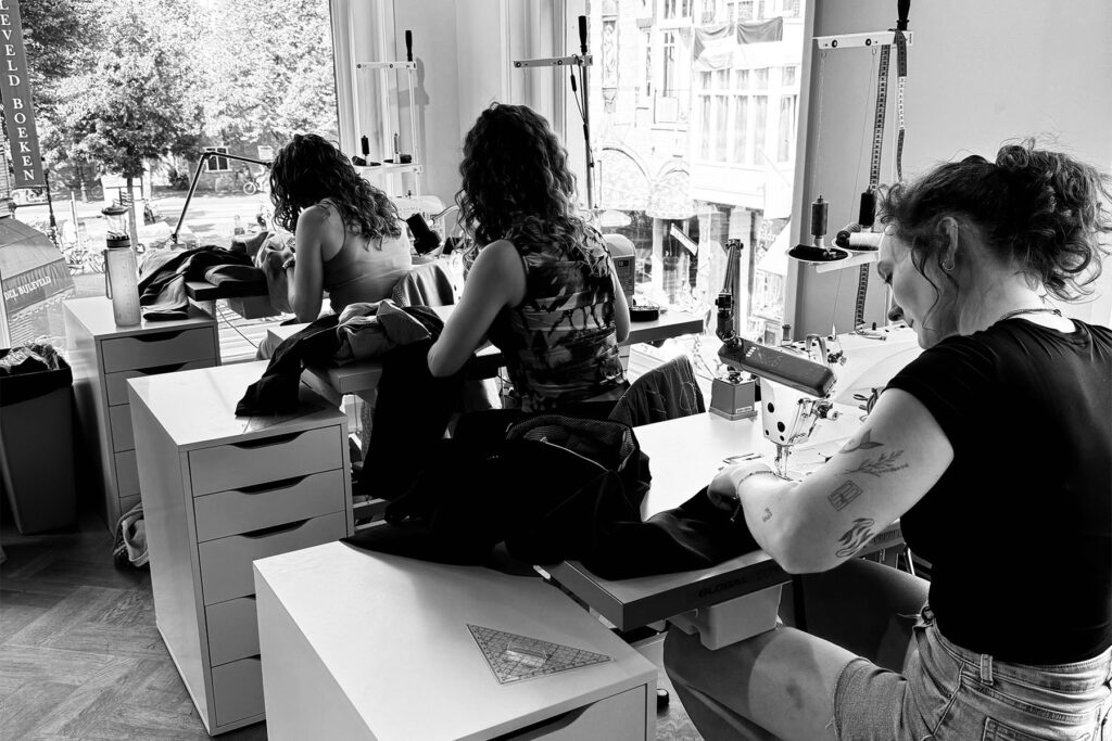 Emma-Fleurie-Sanne in de kleermakerij van New Tailor