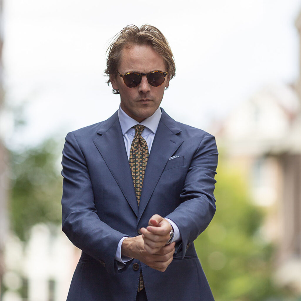 Bas van Exter van Shoecare company terkt zijn manchet uit zijn mouw