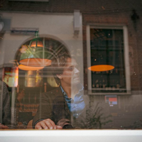 Tweed pak achter het glas
