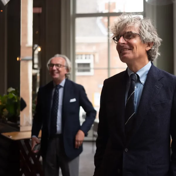 Twee blauwe blazers door Hans & Marcel gedragen